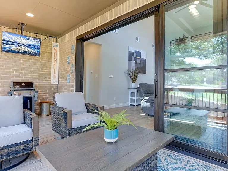 1222 Cadogan Squire — Photo 7