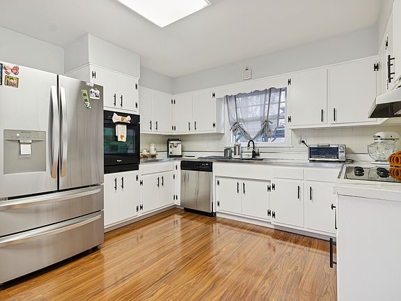 4th image of 310 Oak St