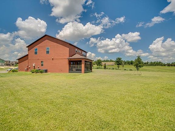 4th image of 4032 Longbow Dr