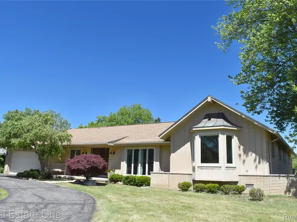 5324 Greenbriar Dr, West Bloomfield, MI 48323