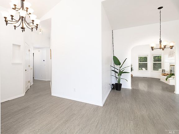 5th image of 2082 W Sandalwood Dr