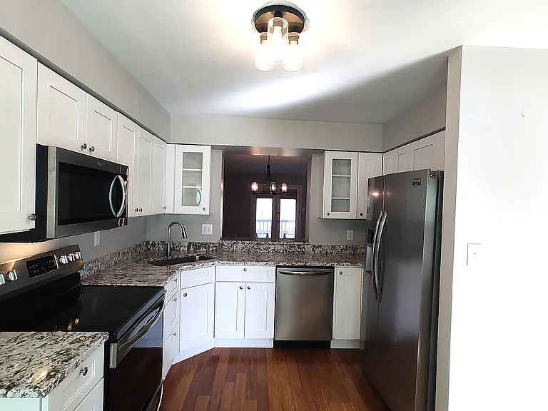 442 Darby Ln — Photo 4