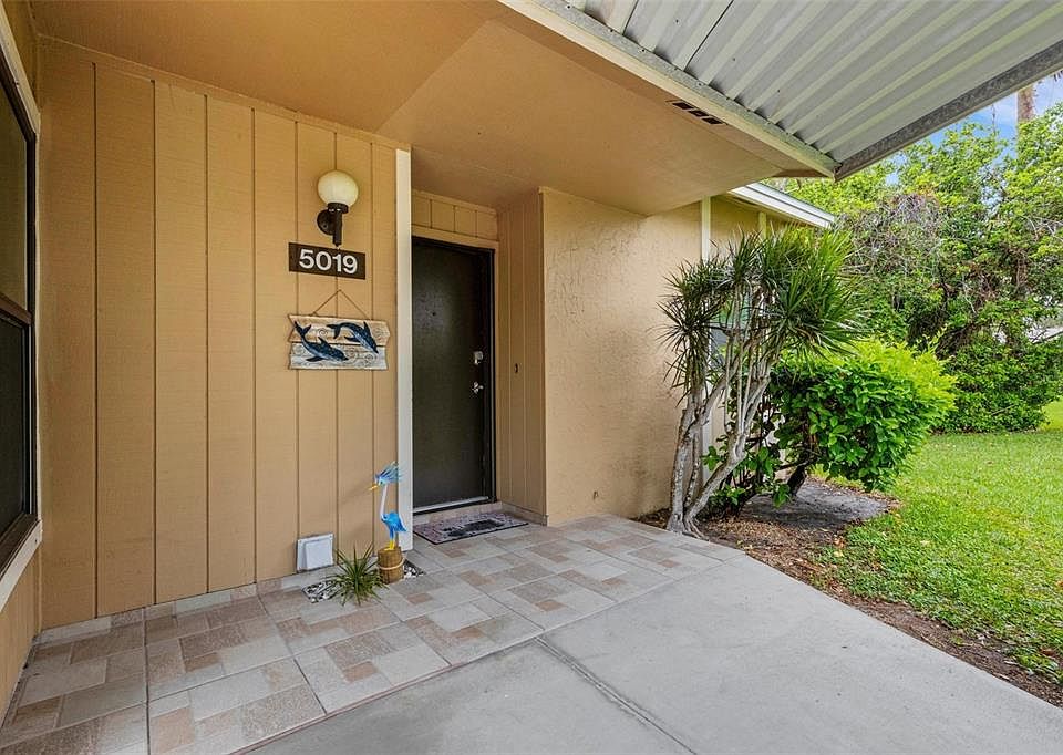 1st image of 5019 VILLAGE GARDENS DRIVE #31