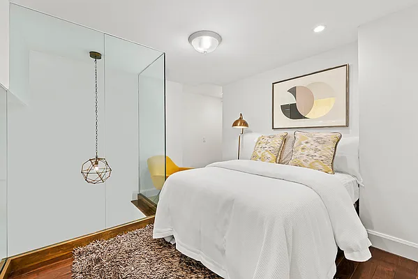 Sold by R New York | media 7