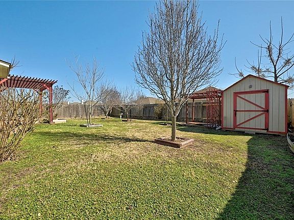 4th image of 317 McCoy Ln