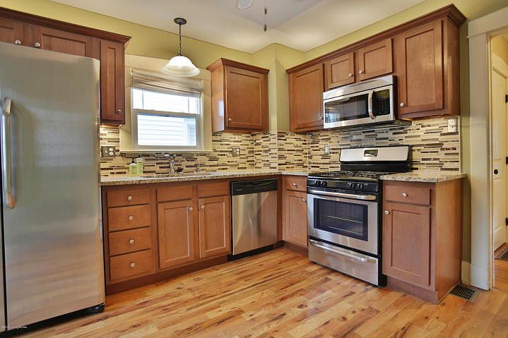 1st image of 636 Ervay Ave