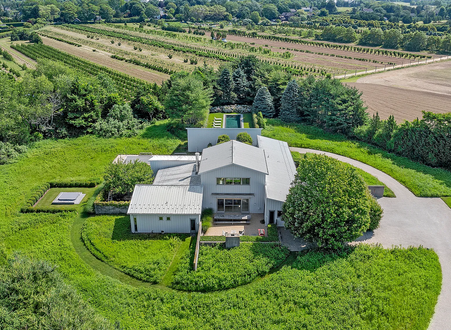 Modern Barn Compound with Bocce, Pool, Courtyard — Photo 1