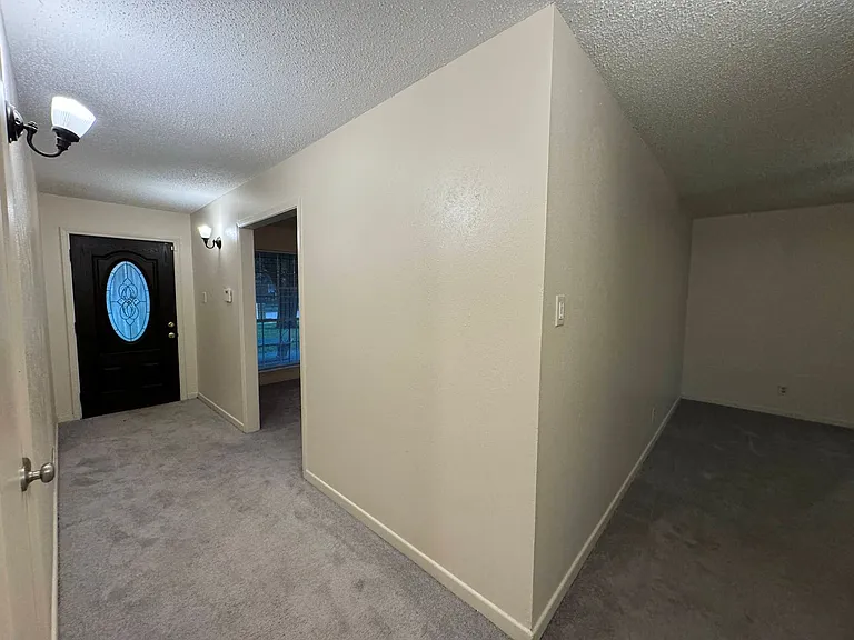 605 Bellaire Dr — Photo 4