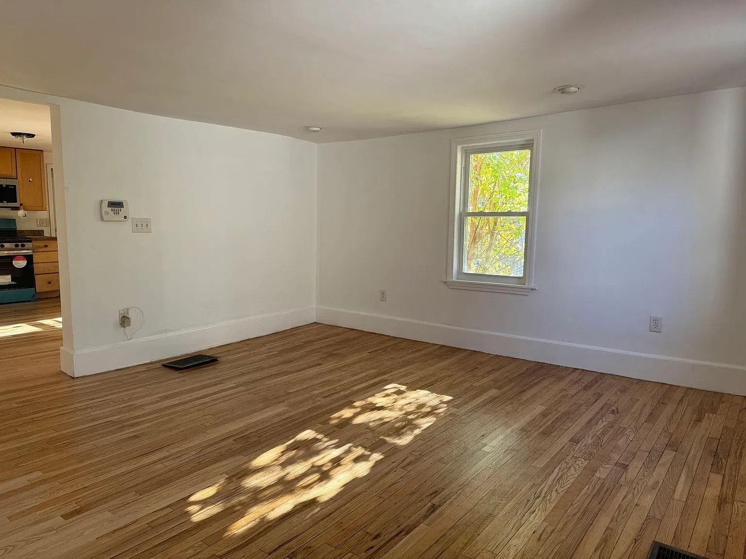 3 bed, 2.0 bath, 1200 sqft, $3,400 — Photo 4