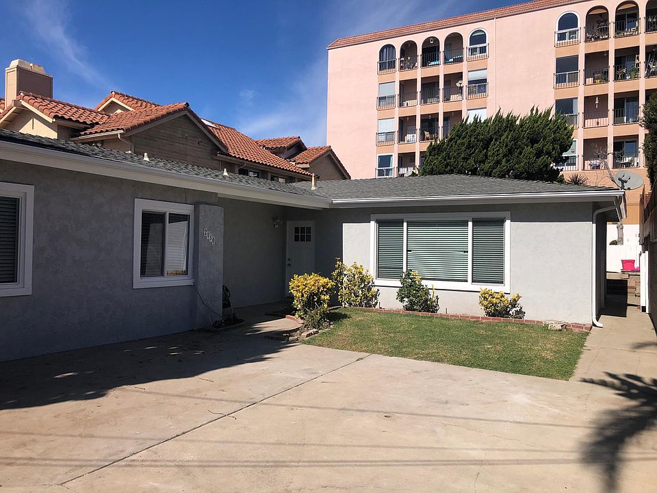 Front Entrance w/driveway parking