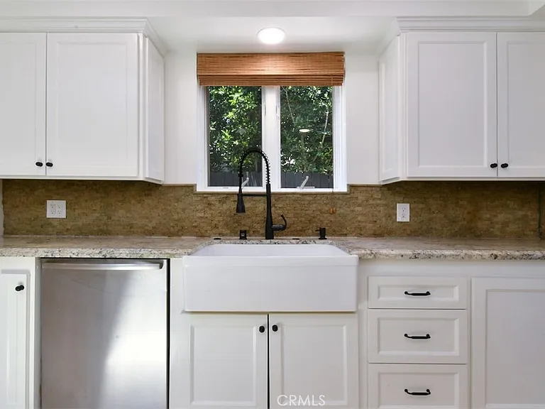 13902 Calvert St — Photo 11