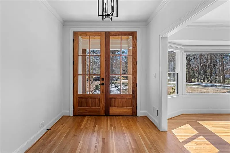 5 bed, 4.0 bath, 5186 sqft, $8,995 — Photo 3