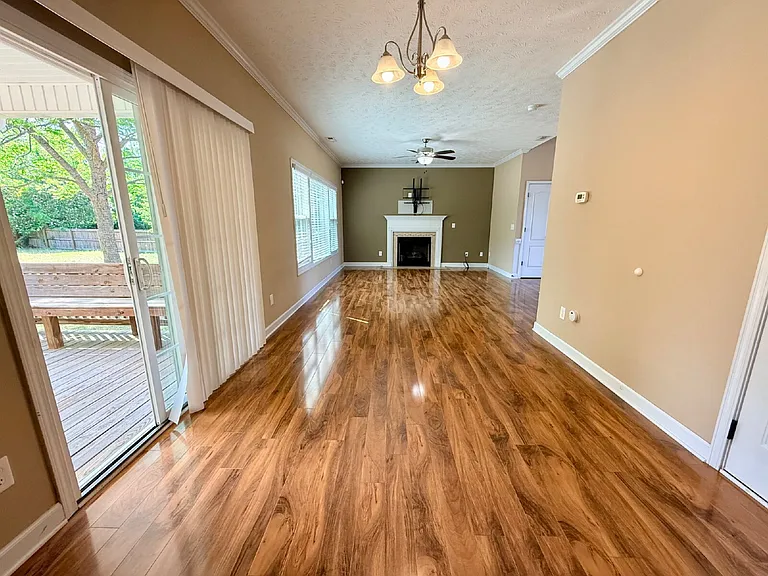422 Jamestown Ave — Photo 3