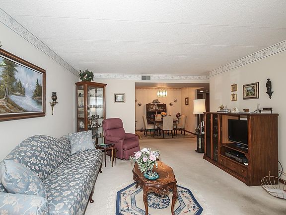 4th image of 825 Center St APT 406