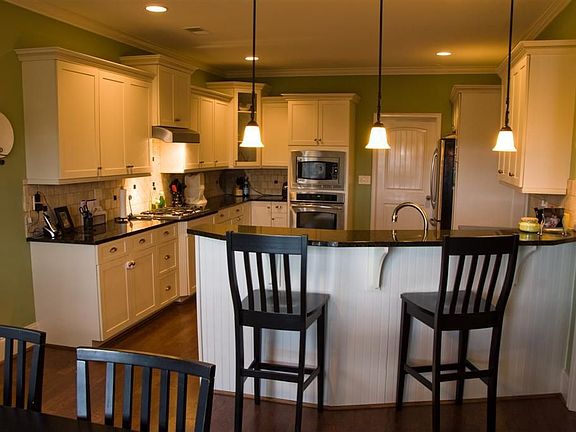 Fully Upgraded Kitchen With Ge Profile Appliances And Granite Counters