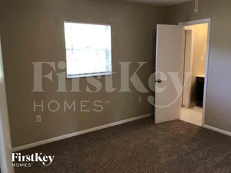 613 Brittany Ct — Photo 9