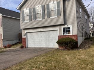909 Abbie Ln, Hopkins, MN 55343