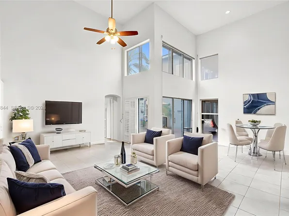 1046 Satinleaf St, Hollywood, FL 33019