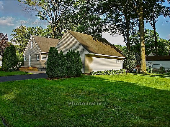 3rd image of 657 Kenmore Ave NE