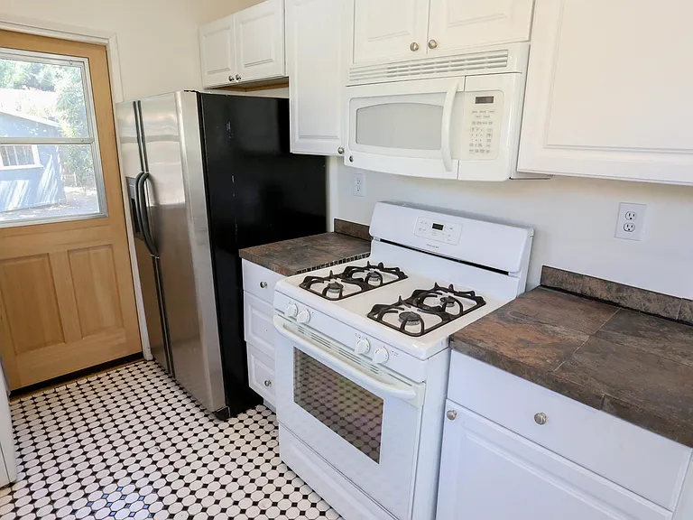 19422 Archwood St — Photo 15