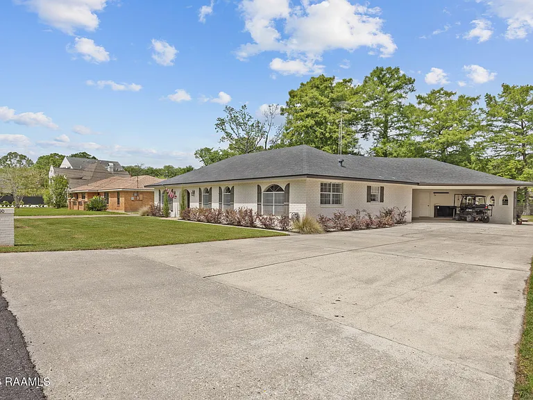 610 E Demanade Dr — Photo 5