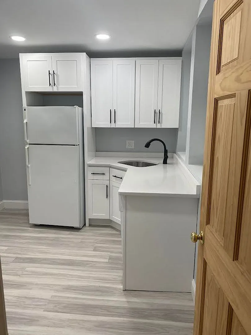 Renovated 3-bed, 1-bath with Heat/HW Incl! — Photo 2