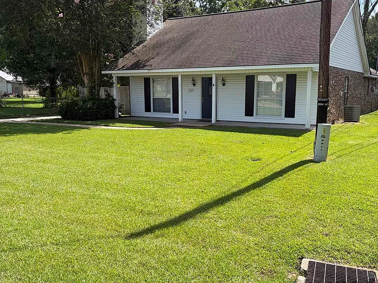 17226 Northlake Dr — Photo 2
