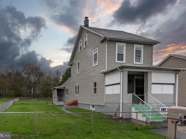 7 1st St, Kelayres, PA 18231