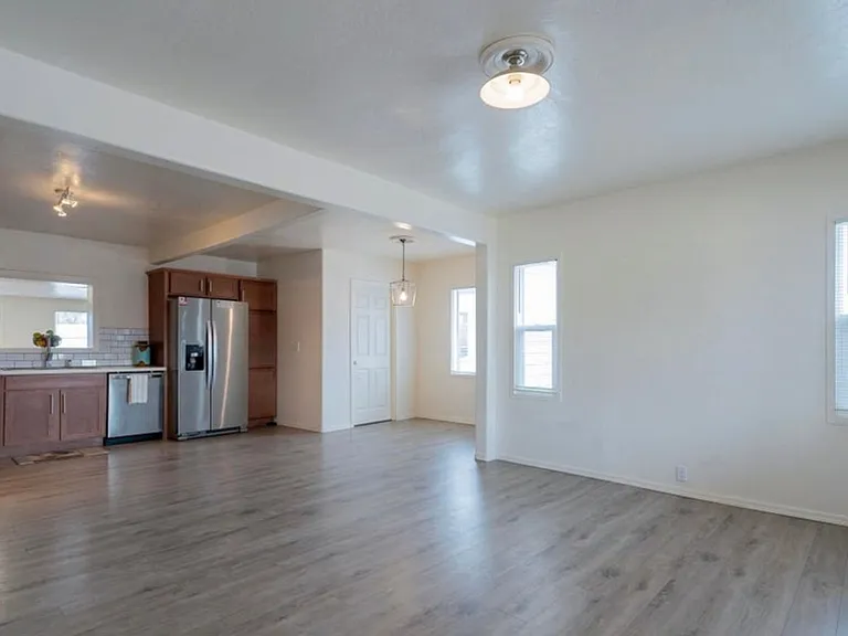370 W Pima Ave — Photo 4