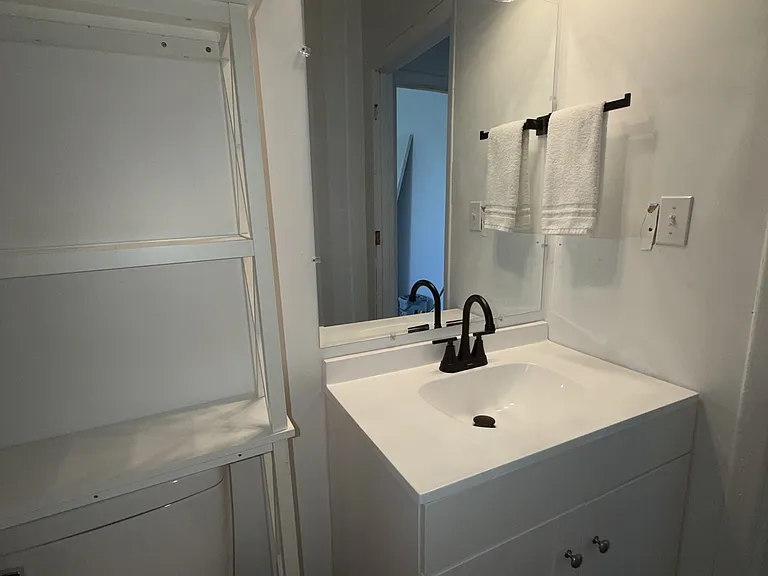 Main floor full bathroom