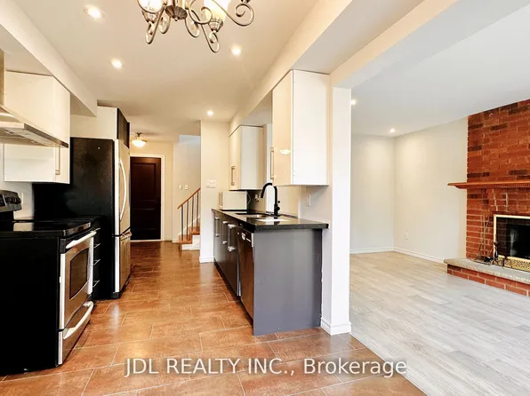 127 Huntington Park Dr, Markham, ON L3T 7C8