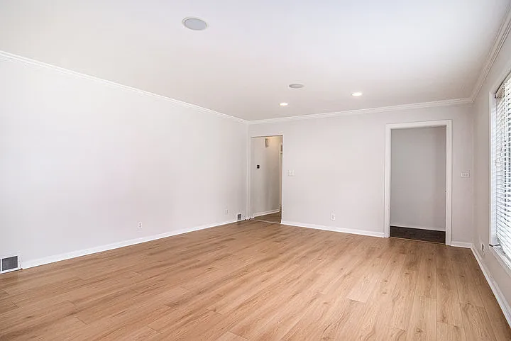 130 Plymouth Ave NE — Photo 11
