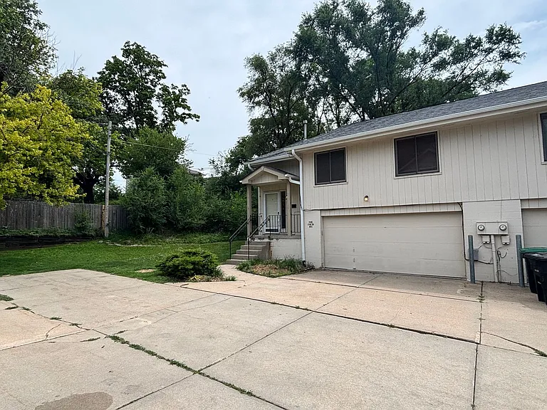 2135 S 46th Ave — Photo 2