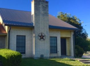 202 W Pearl St, Goliad, TX 77963