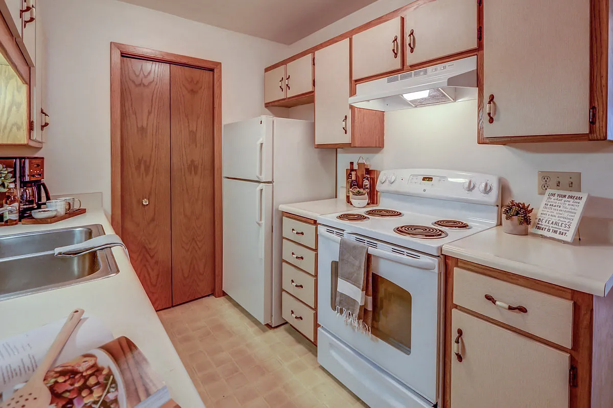 Tree Lane Park Apartments — Photo 3