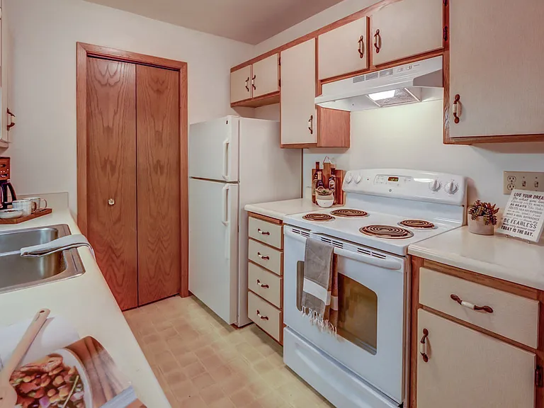 Tree Lane Park Apartments — Photo 3