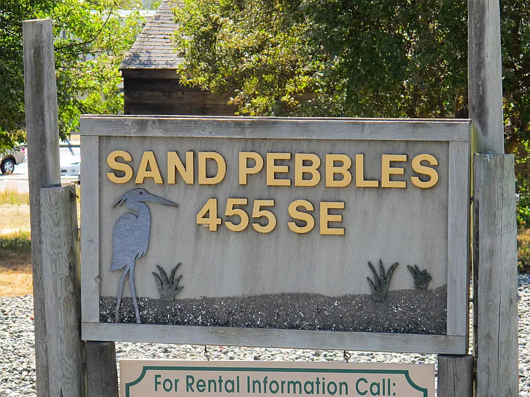 Sandpebbles (455 SE Barrington Dr) — Photo 4