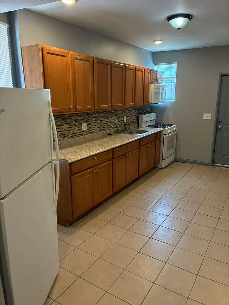 4 bed, 1338 sqft, $1,995 — Photo 3