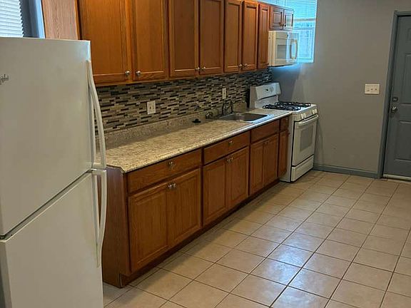 3rd image of 2832 Parkwood Ave