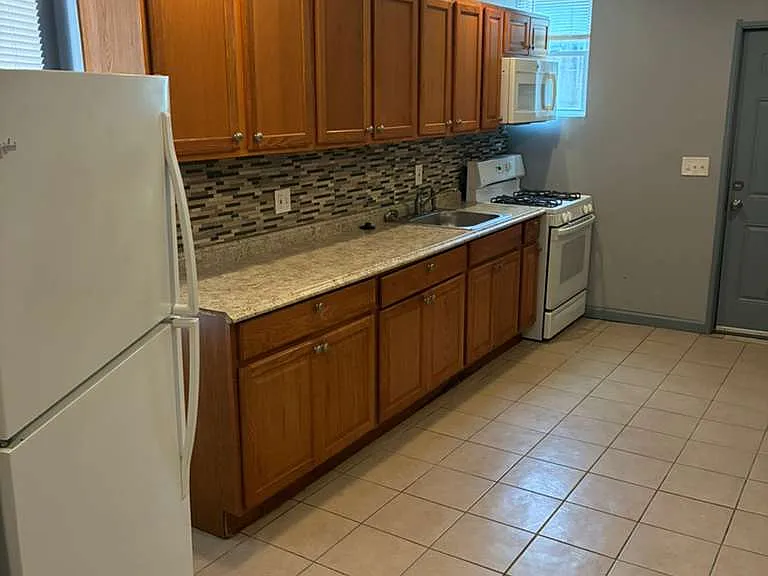 2832 Parkwood Ave — Photo 3