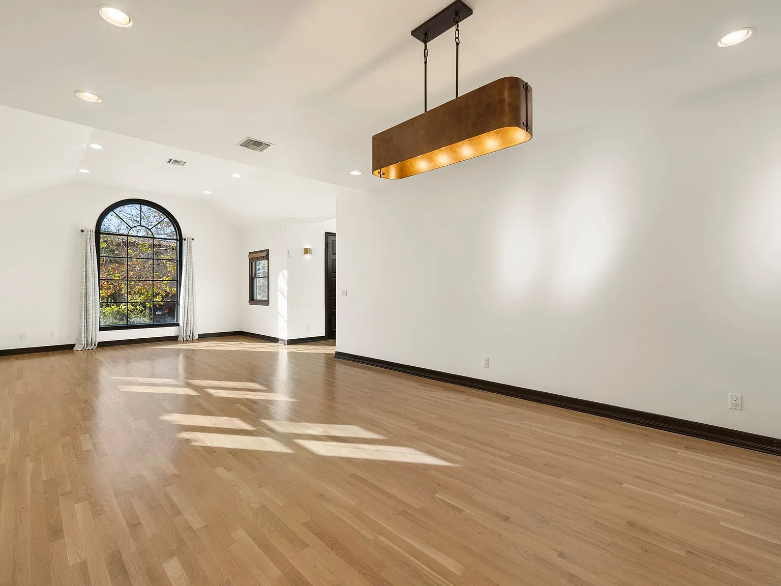 5 bed, 4.5 bath, 3270 sqft, $12,000 — Photo 4