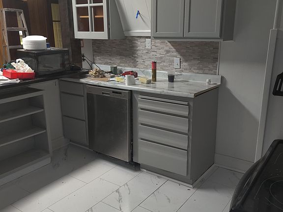 4th image of 301 W Luverne St