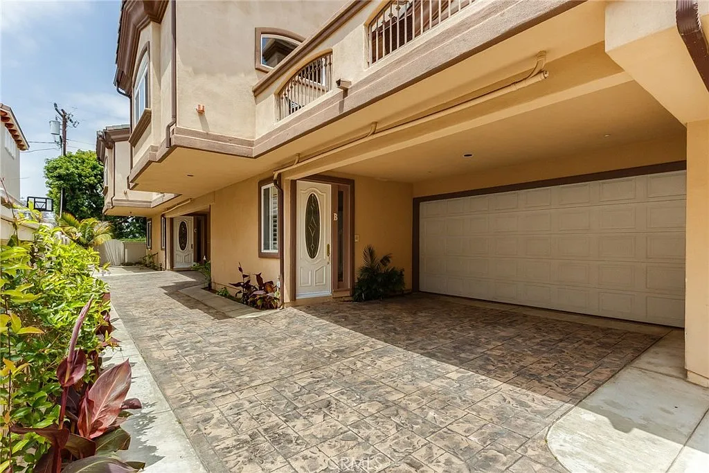 3 bed, 2.5 bath, 1815 sqft, $5,200 — Photo 2