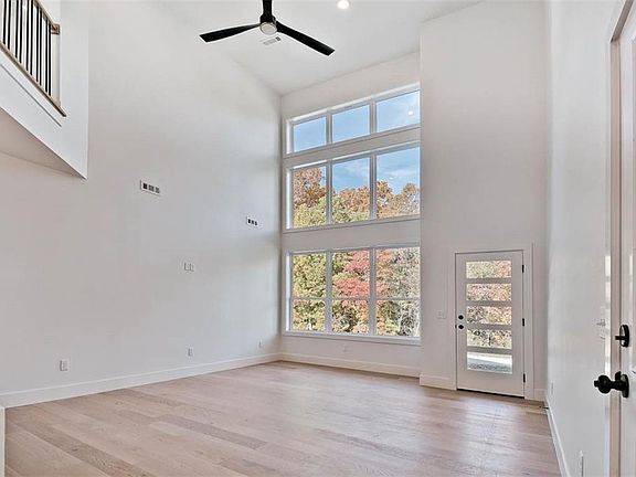 3rd image of 28 Bedford Ln