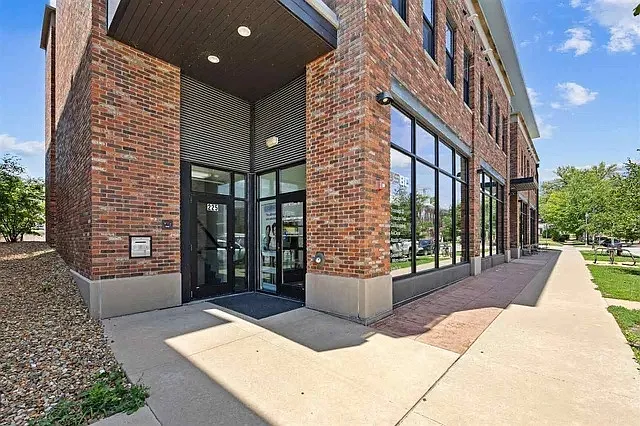 251 N Linn St — Photo 3