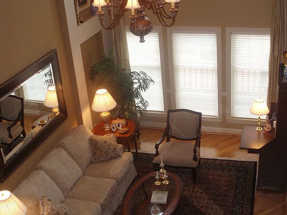 2-story LR with plenty of light