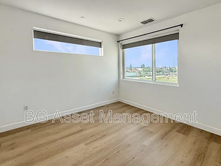 3909 Wattling St — Photo 31
