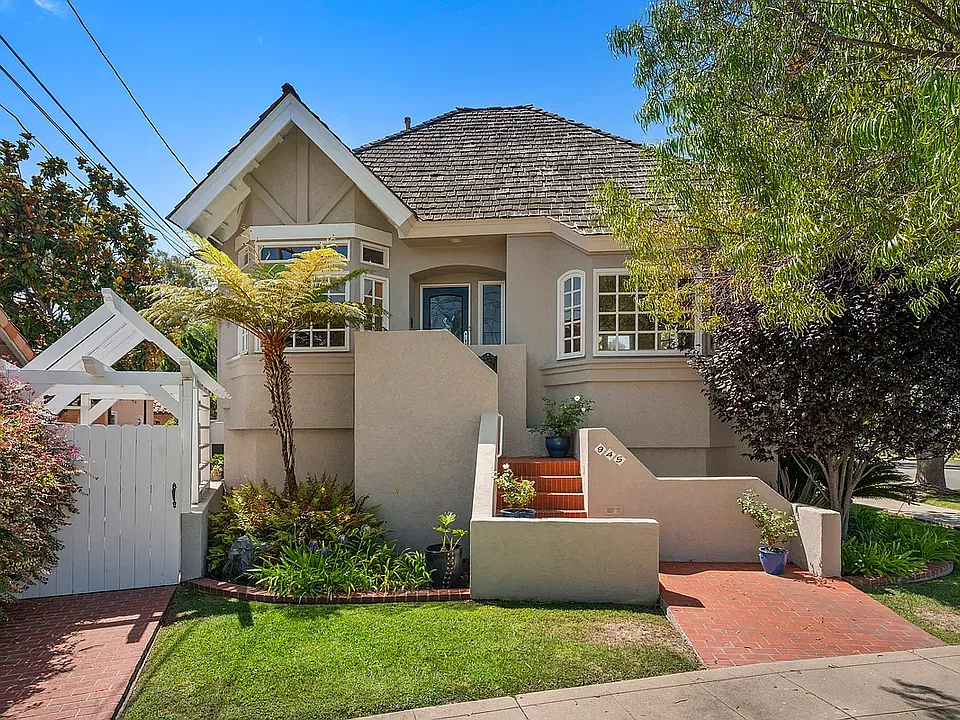 945 Bay Cir