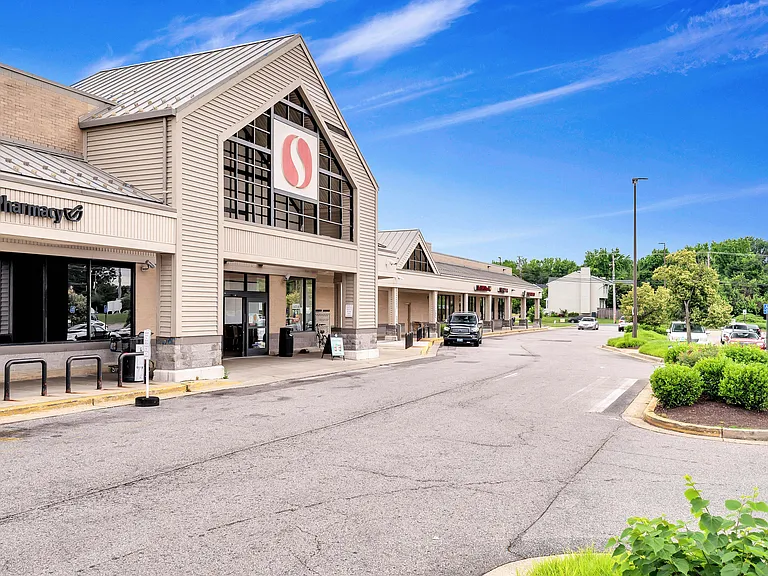 Shopping, retail and convenience moments away