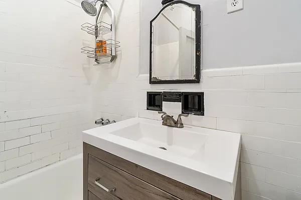 Rented by Avi Nash Associates | media 12